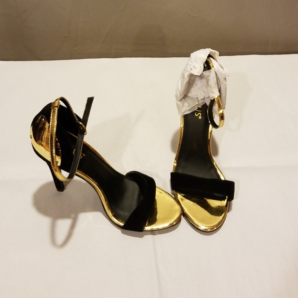 Black and gold pumps